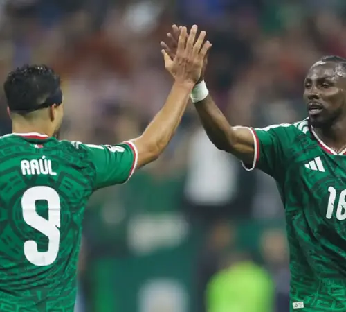 México fuera del mundial 2026 Dos minutos fatales los errores que dejaron a México fuera del Mundial | Two Mexican national team players in green jerseys high fiving on the soccer field during a match faces not visible fully from behind