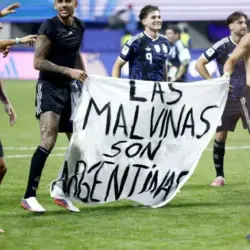 Giovani Lo Celso der y Cristian Romero izq levantando la bandera de Las Malvinas con Lisandro Martínez izq azul celebrando Foto Agencia EFE Este contenido ha sido publicado originalmente por EL COMERCIO Si vas a hacer uso del mismo por favor cita la fuente y haz un enlace hacia la nota original en la dirección httpswwwelcomerciocomdeportesfutbolquienes son jugadores bandera malvinas argentina lo celso romero martinez Piden retirar visas a futbolistas argentinos en Inglaterra por pancarta sobre las Islas Malvinas | Piden retirar visas a futbolistas argentinos en Inglaterra por pancarta sobre las Islas Malvinas