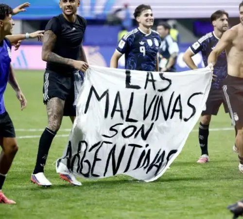 Giovani Lo Celso der y Cristian Romero izq levantando la bandera de Las Malvinas con Lisandro Martínez izq azul celebrando Foto Agencia EFE Este contenido ha sido publicado originalmente por EL COMERCIO Si vas a hacer uso del mismo por favor cita la fuente y haz un enlace hacia la nota original en la dirección httpswwwelcomerciocomdeportesfutbolquienes son jugadores bandera malvinas argentina lo celso romero martinez Piden retirar visas a futbolistas argentinos en Inglaterra por pancarta sobre las Islas Malvinas | Piden retirar visas a futbolistas argentinos en Inglaterra por pancarta sobre las Islas Malvinas