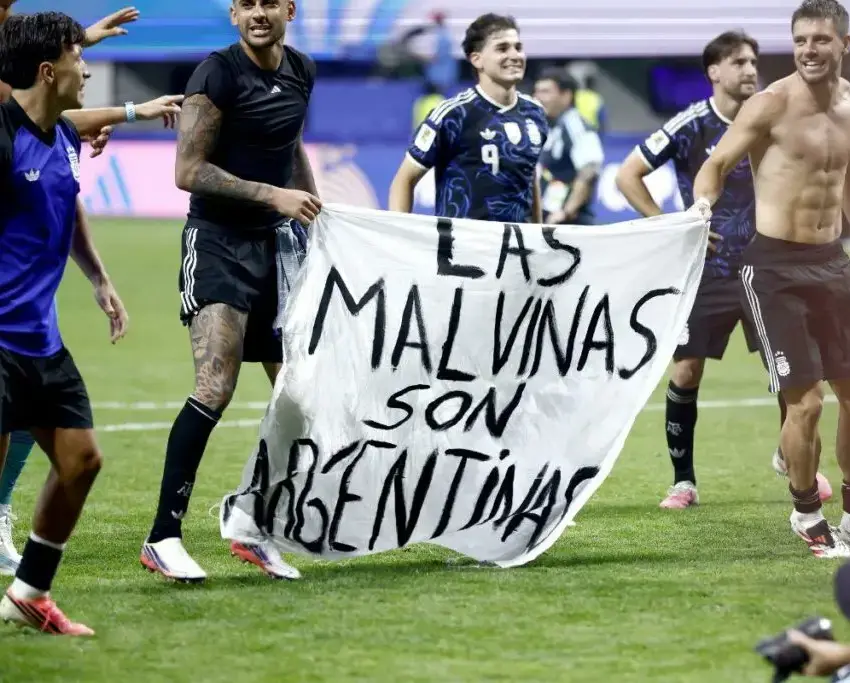 Giovani Lo Celso der y Cristian Romero izq levantando la bandera de Las Malvinas con Lisandro Martínez izq azul celebrando Foto Agencia EFE Este contenido ha sido publicado originalmente por EL COMERCIO Si vas a hacer uso del mismo por favor cita la fuente y haz un enlace hacia la nota original en la dirección httpswwwelcomerciocomdeportesfutbolquienes son jugadores bandera malvinas argentina lo celso romero martinez Piden retirar visas a futbolistas argentinos en Inglaterra por pancarta sobre las Islas Malvinas | Piden retirar visas a futbolistas argentinos en Inglaterra por pancarta sobre las Islas Malvinas