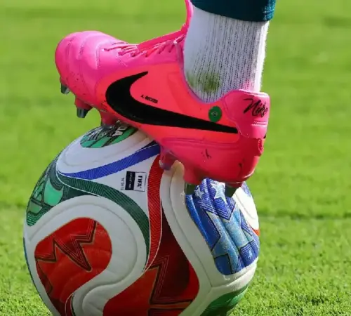 La tendencia apunta a que los botines rosas serán uno de los artículos deportivos más buscados tras la Copa del Mundo Por qué tantos futbolistas usan botines rosas en el Mundial 2026 La explicación va más allá de la moda | Por qué tantos futbolistas usan botines rosas en el Mundial 2026 La explicación va más allá de la moda