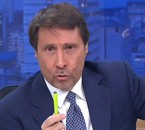 imgMA2026Eduardo Feinmann Periodista argentino ofrece disculpas tras polémica por comentarios contra los mexicanos | News anchor in a navy suit speaks while holding a bright yellow green pen toward the cameradesk