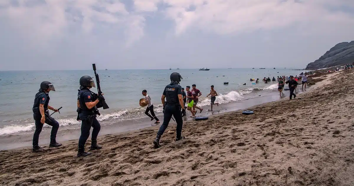 imgMA2026españa Miles de migrantes irrumpen en Ceuta y desbordan a las fuerzas de seguridad españolas | Ceuta vive una de sus mayores crisis migratorias de los últimos años