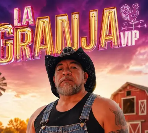 Carlos Trejo es primer habitante confirmado Granja VIP 2 Carlos Trejo es el primer habitante confirmado de La Granja VIP 2 | Bearded man in a black cowboy hat and denim overalls stands before a farm at sunset with neon sign saying La Granja VIP in the sky behind him