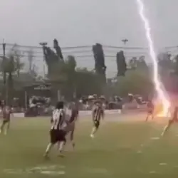 Rayo mata a futbolista durante partido Tailandia y deja 12 heridos Rayo mata a futbolista durante partido en Tailandia y deja 12 heridos | Rayo mata a futbolista durante partido en Tailandia y deja 12 heridos