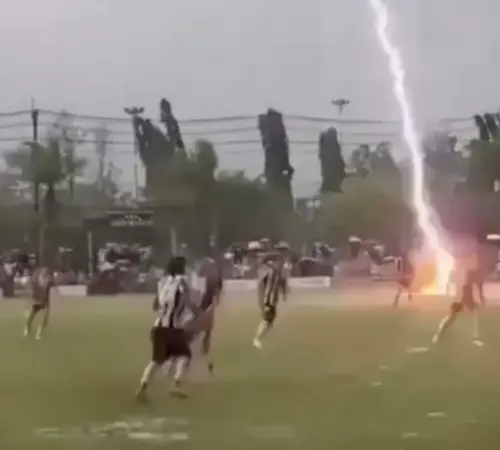 Rayo mata a futbolista durante partido Tailandia y deja 12 heridos Rayo mata a futbolista durante partido en Tailandia y deja 12 heridos | Rayo mata a futbolista durante partido en Tailandia y deja 12 heridos