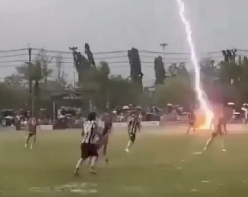 Rayo mata a futbolista durante partido Tailandia y deja 12 heridos Rayo mata a futbolista durante partido en Tailandia y deja 12 heridos | Rayo mata a futbolista durante partido en Tailandia y deja 12 heridos