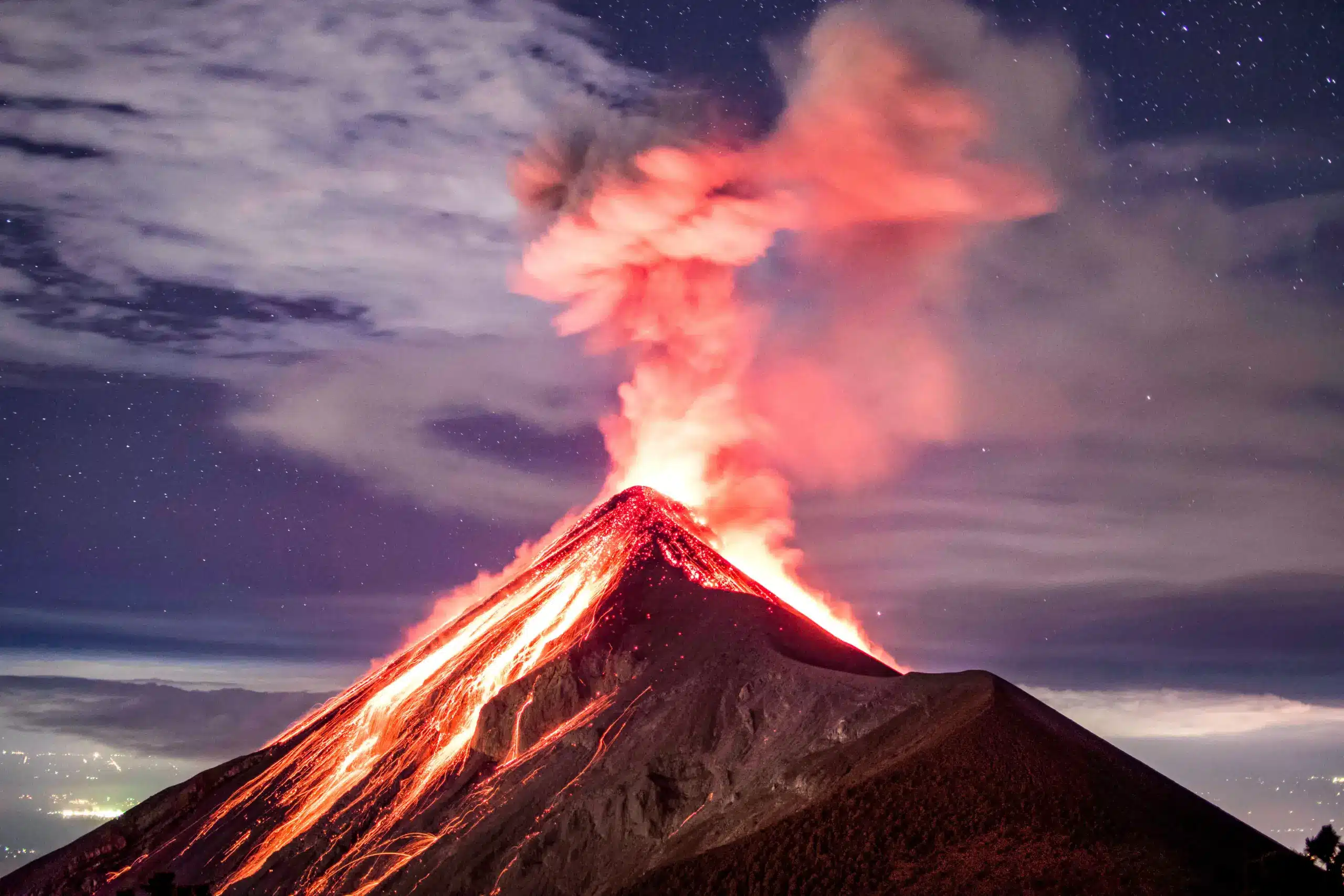 VolcánFuegoGuatemala Autoridades guatemaltecas ordenan evacuaciones por erupción del volcán de Fuego | Volcán de fuego evacuaciones
