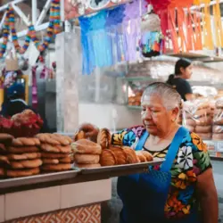 pexelsmikegles33703911 Estafador se hace pasar por funcionario y engaña a locatarios del Mercado Juárez en CDMX | estafador de locatarios del Mercado Juárez