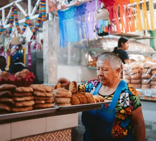 pexelsmikegles33703911 Estafador se hace pasar por funcionario y engaña a locatarios del Mercado Juárez en CDMX | estafador de locatarios del Mercado Juárez