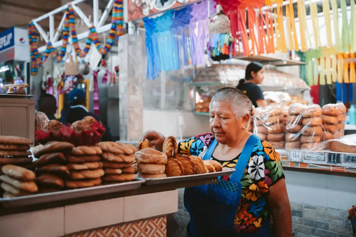 pexelsmikegles33703911 Estafador se hace pasar por funcionario y engaña a locatarios del Mercado Juárez en CDMX | estafador de locatarios del Mercado Juárez