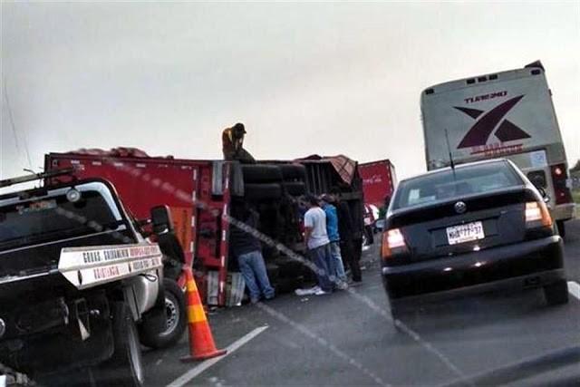 Vuelca contenedor de tráiler en el Circuito Mexiquense, en Ecatepec