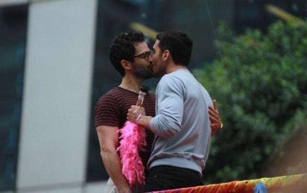 Cacharon a Alfonso Herrera a los besos con otro hombre