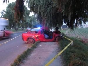 Hombre muere al chocar su auto contra un árbol en carretera de Toluca