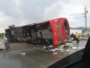 Volcadura de autobús de pasajeros en la México-Puebla deja 38 heridos