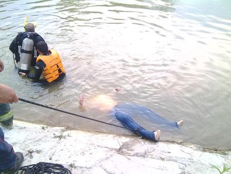 Hombre muere ahogado en presa de Naucalpan; se metió al agua sin saber nadar