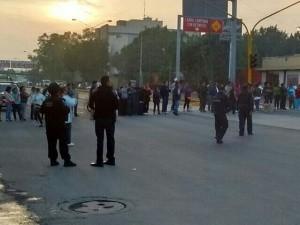 Bloquean la vía Morelos por corte de energía a escuela; CFE exige más de medio millón