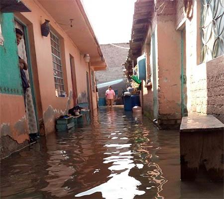 Empresa constructora rompe ducto de agua e inunda decenas de casas en Ecatepec