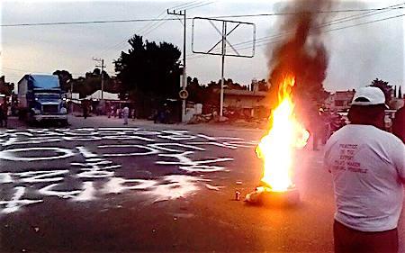 Pobladores bloquean libramiento por muerte de dos jóvenes arrollados en Edomex