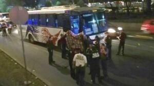 Hombre cubre con su cuerpo a pasajeros y muere de un disparo en asalto a autobús