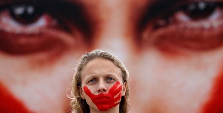 La playa de Copacabana está cubierta de ropa interior femenina en señal de protesta por violaciones