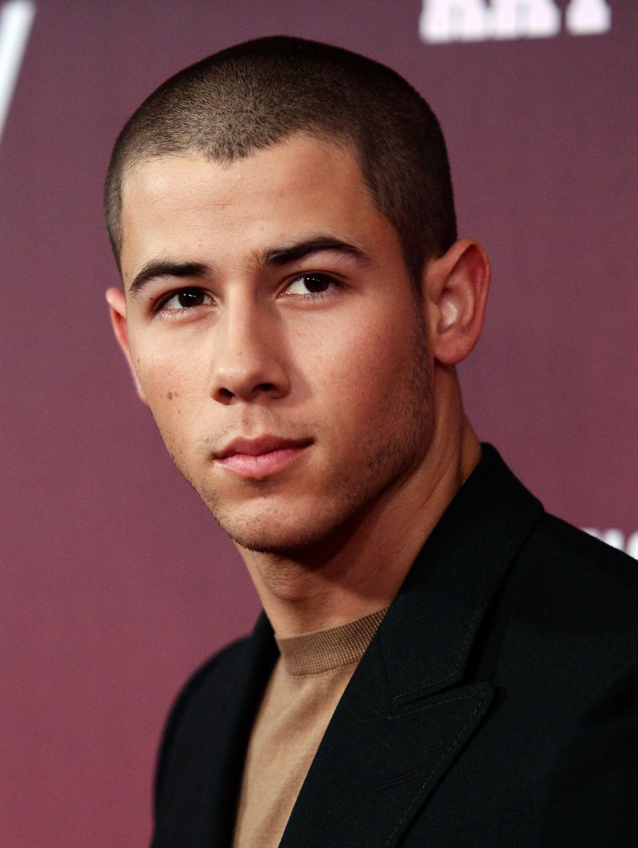 Nick Jonas confesó que tuvo sexo con otro hombre