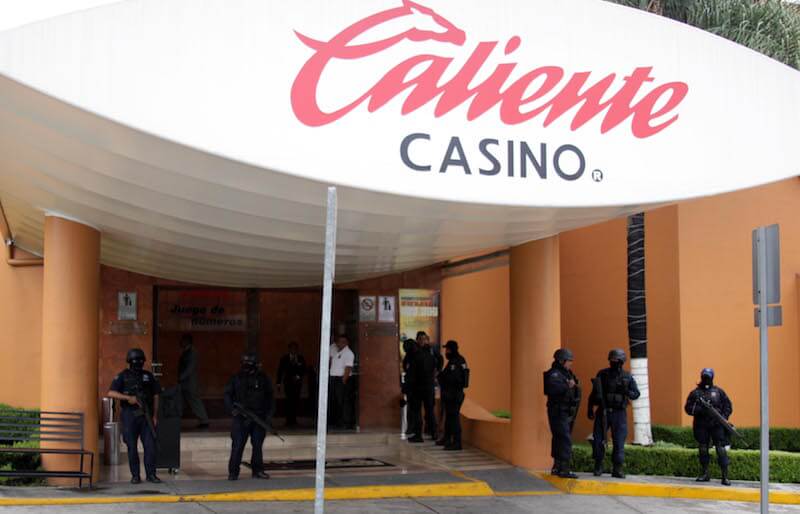 Grupo armado asalta casino Caliente en plaza comercial Mundo E