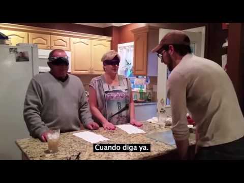 Esposa grita en la cocina. Cuando se agacha, mira bien lo que hay en el mostrador detrás de ella
