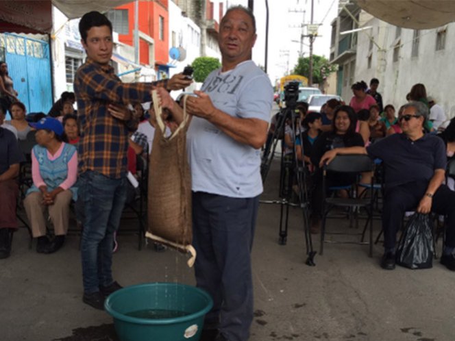 Con costal evitarán daños por lluvia en casas de Iztapalapa
