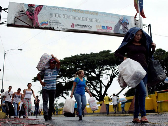 Venezolanos se vuelcan a Colombia en busca de comida