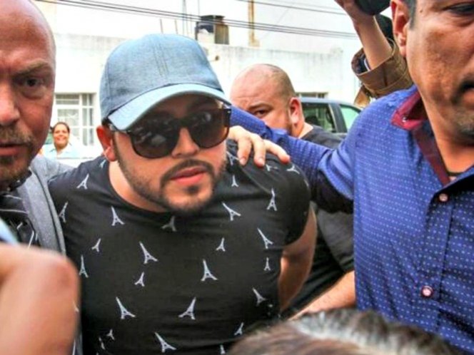 Detienen a Gerardo Ortiz en el aeropuerto de Guadalajara