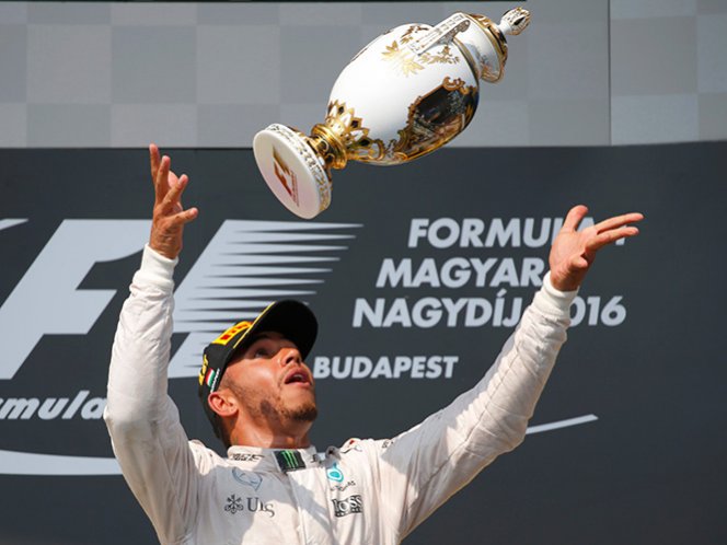 Hamilton gana el Gran Premio de Hungría y desplaza a Rosberg