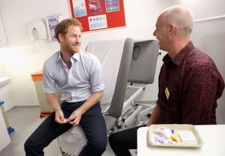 Príncipe Harry decide someterse a una prueba de VIH, trasmitida en vivo. Adivina sus resultados