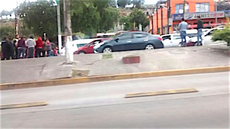 Vecinos bloquean la Vía López Portillo y servicio del Mexibús por falta de agua