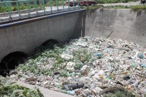 Basura acumulada en canal ocasiona enfermedades y posible inundación en Ecatepec