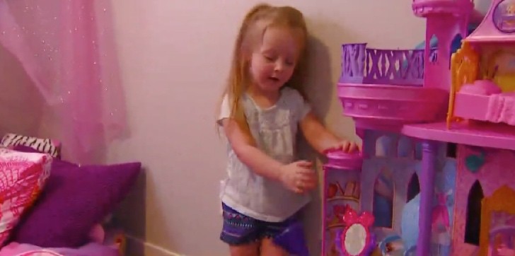 Su madre recién la había hecho dormir. Pero cuando oye un sonido en la puerta, ocurre lo peor