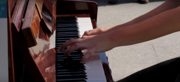 Esta chica pidió que la grabaran en el piano. Cuando se prenda la cámara, no podrás creerlo