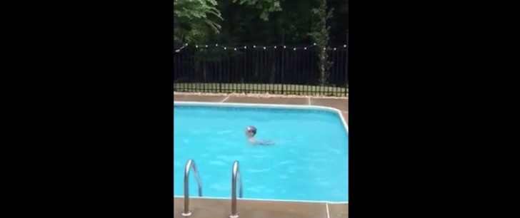 Este niño se bañaba solo en la piscina. Pero ahora mantén tu vista en la esquina derecha y espera