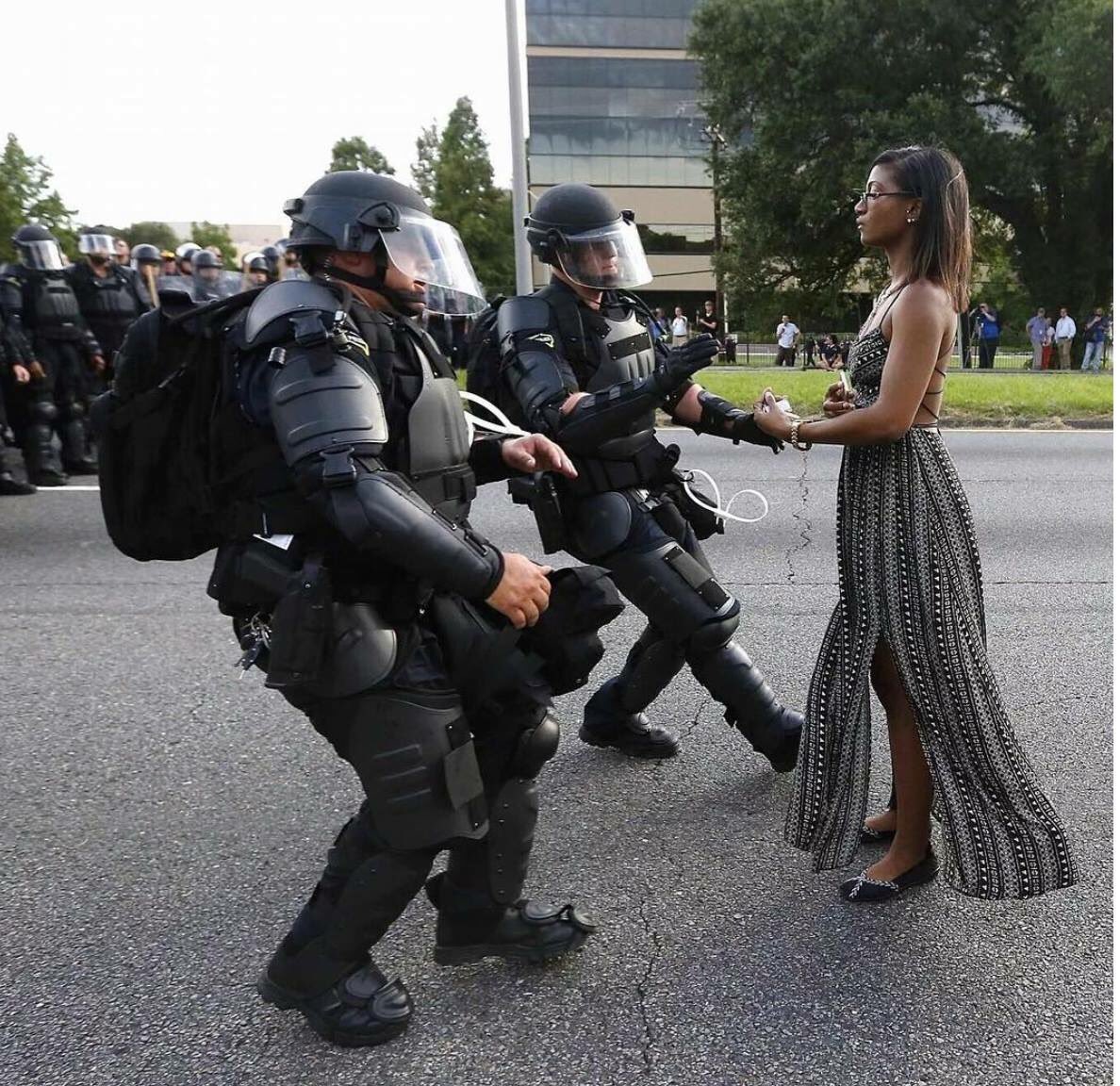 Esta chica es el nuevo símbolo contra la violencia