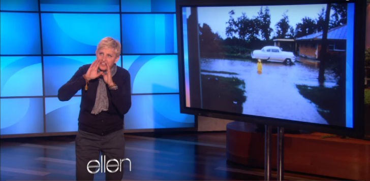 La mamá de Ellen encuentra unas fotos antiguas. Luego, ella ve a la niña de amarillo y se da cuenta