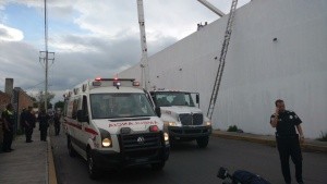 Trabajador sufre descarga eléctrica al tocar cable de alta tensión y sobrevive