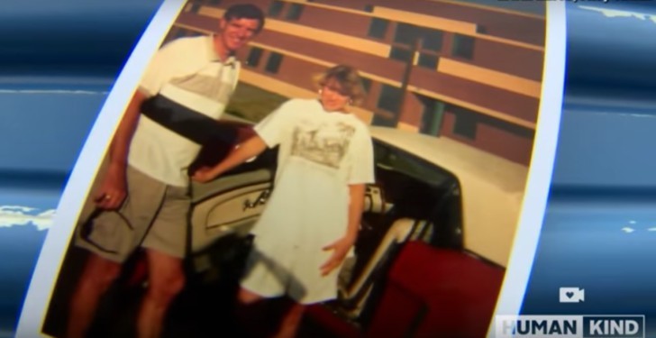 Sus papás se casaron en 1965. Pero 50 años después, ella ve una vieja foto y se da cuenta de algo