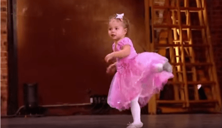 Niña de 2 años le roba el show a participante de reality de bailarines