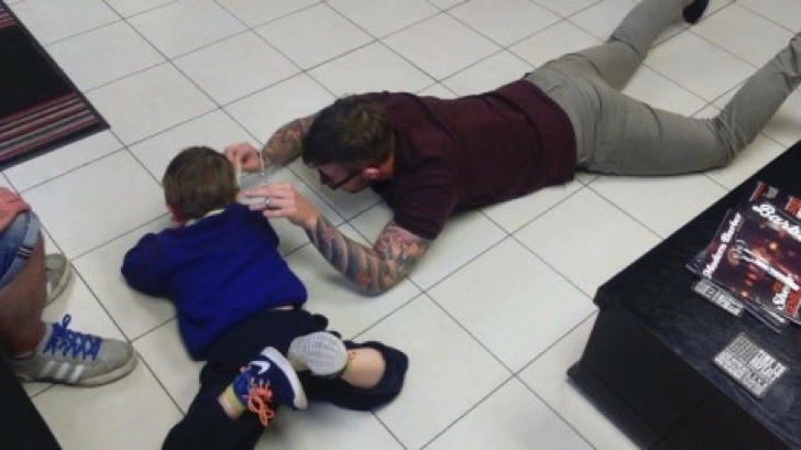 Este niño con autismo le tenía terror a cortarse el pelo. Entonces el peluquero hace algo brillante