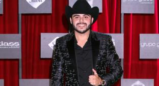 Gerardo Ortiz paga fianza para ‘chisparla’ del penal