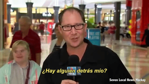 Él está en vivo para un noticiario de TV. Pon atención a lo que hace la divertida niña que está detrás