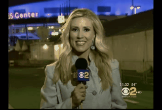 Reportera comenzó a actuar extraño mientras estaba al aire. Entonces todos ven lo que está mal