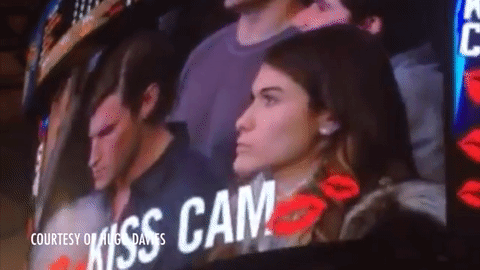 Joven fue ignorada por novio durante una “Kiss-Cam”. Su venganza fue demoledora