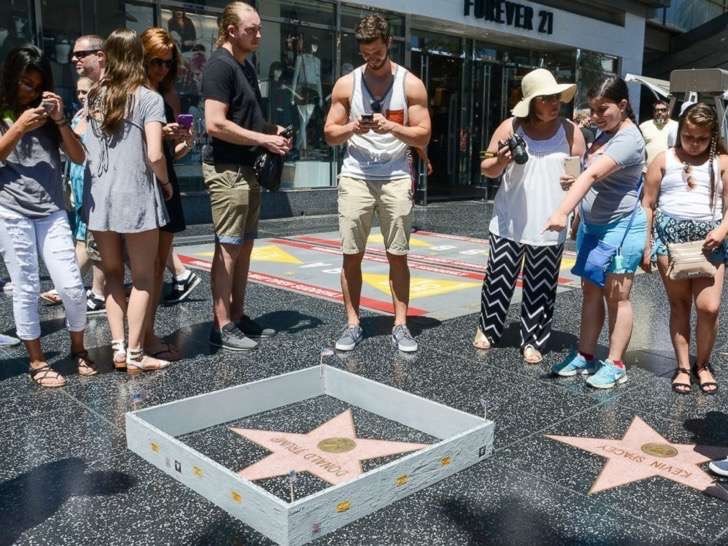 Él construyó una “muralla” alrededor de la estrella de Trump en el Paseo de la Fama de Hollywood