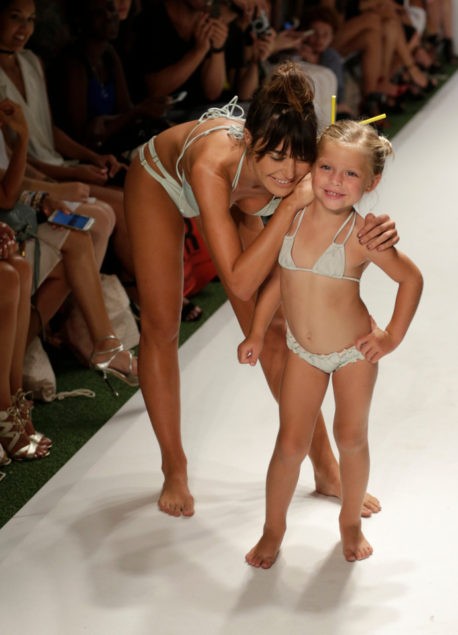 Este es el controversial desfile de bikinis para niñas que ha causado alerta en Internet